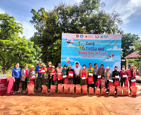 Trường Đại học Y Dược thành phố Buôn Ma Thuột phối hợp với địa phương tổ chức ngày 01/6 thiếu nhi cùng buôn Sút H’Luốt, xã Cư Suê, huyện Cư M’gar